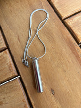 Charger l'image dans la galerie, collier urne argente
