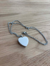 Charger l'image dans la galerie, collier urne en forme de coeur