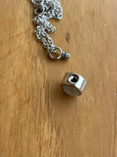Charger l'image dans la galerie, Collier Urne Pendentif blanc - photo 3