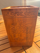 Charger l'image dans la galerie, urne funeraire en bois arbre de vie