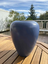 Charger l'image dans la galerie, urne bleue celes biodegradable ouverte