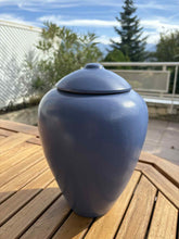 Charger l'image dans la galerie, urne bleue celes avec vue montagne