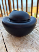 Charger l'image dans la galerie, urne ceramique chat noire de dos