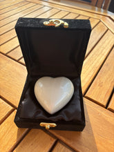 Charger l'image dans la galerie, urne ceramique coeur nacré