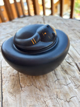 Charger l'image dans la galerie, urne ceramique noire chat