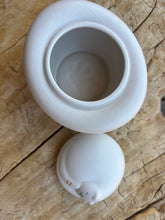 Charger l'image dans la galerie, urne chat ceramique blanche ouverte