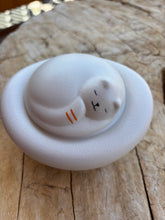 Charger l'image dans la galerie, urne chat ceramique blanche