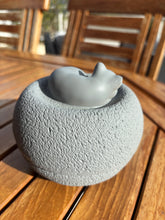 Charger l'image dans la galerie, urne chat ceramique de dos