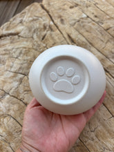 Charger l'image dans la galerie, urne chat ceramique blanche vue du dessous patte de chat