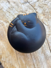 Charger l'image dans la galerie, urne chat ceramique