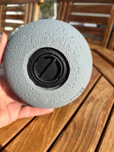 Charger l'image dans la galerie, urne chat grise resine vue du dessous