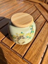 Charger l'image dans la galerie, urne cineraire chat fleurs