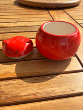 Charger l'image dans la galerie, urne cineraire rouge pour chat ouverte