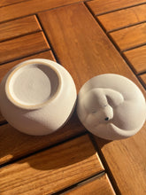 Charger l'image dans la galerie, urne cineraire pour chien blanche ouverte