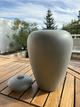 Charger l'image dans la galerie, urne cineraire classic grise avec couvercle