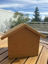Charger l'image dans la galerie, urne funeraire maison en bois de dos