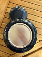 Charger l'image dans la galerie, urne cineraire bleue ouverte houx