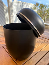Charger l'image dans la galerie, urne en composite noire