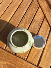 Charger l'image dans la galerie, urne chat fleurs vue du dessus