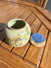 Charger l'image dans la galerie, urne ceramique fleurs chat vue du dessus