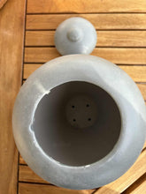 Charger l'image dans la galerie, urne funeraire classic grise vue du dessus