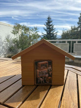 Charger l'image dans la galerie, urne funeraire maison en bois avec vue montagne