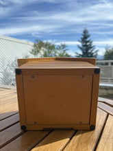 Charger l'image dans la galerie, urne funeraire maison en bois vue du dessous