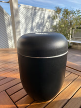 Charger l'image dans la galerie, urne funeraire solide noire