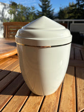 Charger l'image dans la galerie, urne mandalay blanche de dos