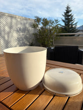 Charger l'image dans la galerie, urne metal blanc et argent