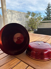 Charger l'image dans la galerie, urne en métal rouge