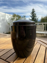 Charger l'image dans la galerie, urne metal samia marron avec vue montagne