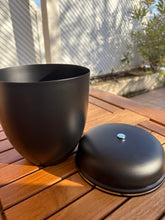 Charger l'image dans la galerie, urne noir et argent