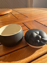 Charger l'image dans la galerie, urne pour petit chien noire