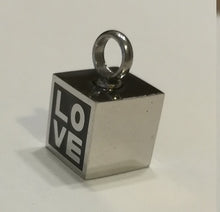 Charger l'image dans la galerie, Pendentif funéraire : LOVE CUBE - vue de côté