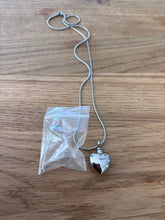 Charger l'image dans la galerie, Pendentif Funéraire Cœur - vue de côté
