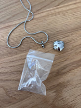 Charger l'image dans la galerie, Pendentif Funéraire Cœur - vue du dessus
