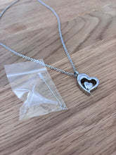 Charger l'image dans la galerie, Collier Cinéraire Double Cœur Argent - photo 3
