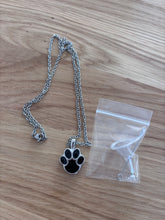 Charger l'image dans la galerie, collier urne argenté et noir
