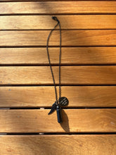 Charger l'image dans la galerie, collier urne chat angel noir porte vue ensemble
