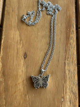 Charger l'image dans la galerie, Collier Urne Papillon - photo 1
