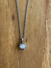 Charger l'image dans la galerie, Collier Urne Pendentif blanc - photo 1
