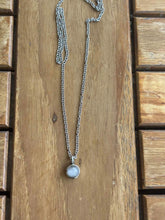 Charger l'image dans la galerie, Collier Urne Pendentif blanc - photo 2
