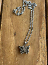 Charger l&#39;image dans la galerie, collier funeraire papillon
