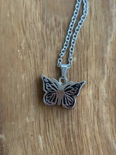 Charger l&#39;image dans la galerie, collier urne papillon
