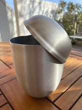 Charger l'image dans la galerie, Urne Aluminium Constellation - photo 4
