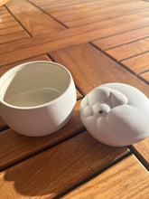 Charger l'image dans la galerie, urne blanche pour chat ou pour chien
