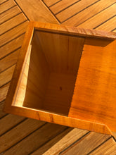 Charger l'image dans la galerie, urne pour humain arbre de vie ouverte
