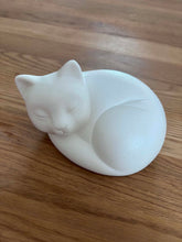 Charger l'image dans la galerie, urne cendres chat blanche

