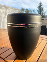 Charger l'image dans la galerie, urne noir pour cendres

